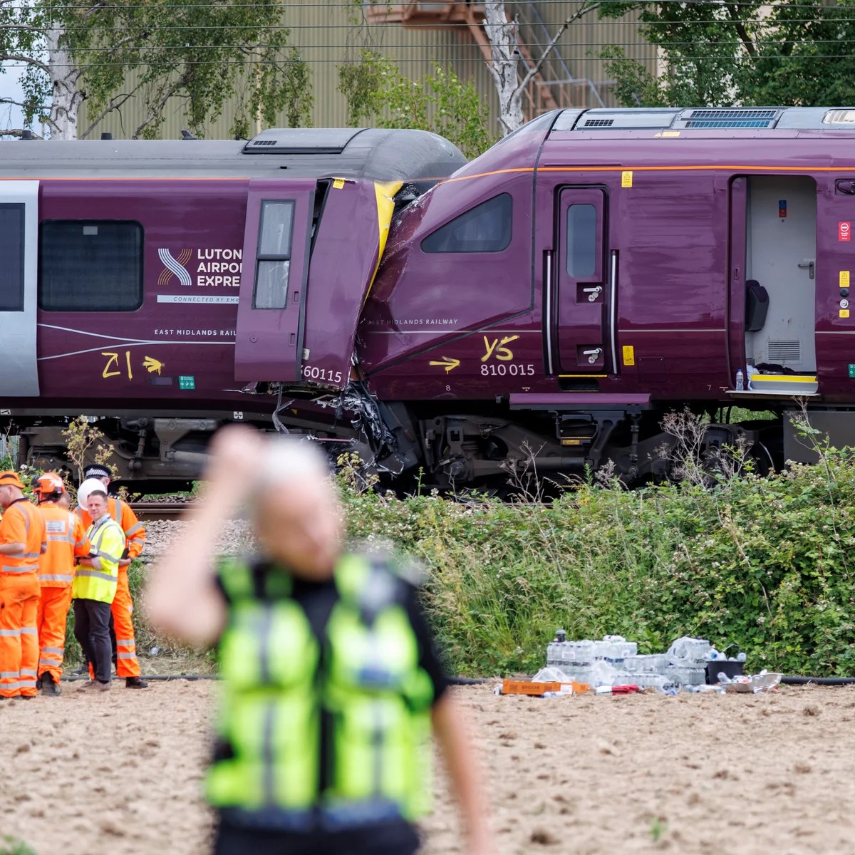 Bedford rail crash: train sped up after red light warning, say investigators