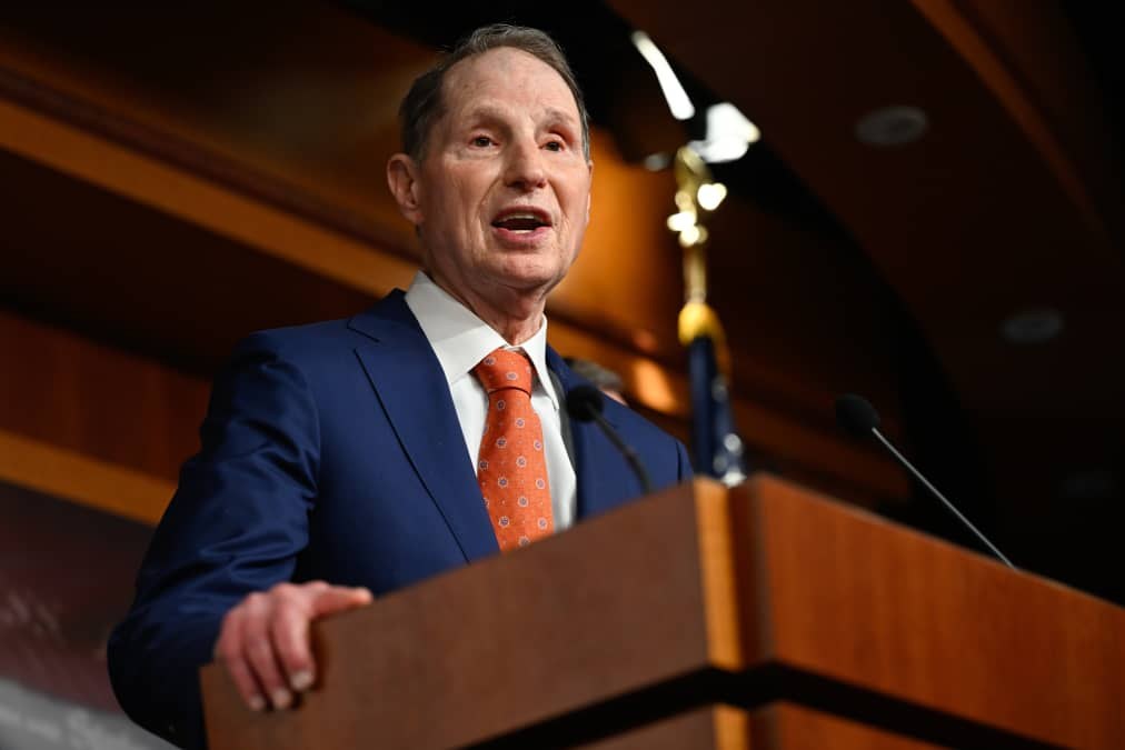 Sen. Wyden introduces bill to curb Trump's tariff powers