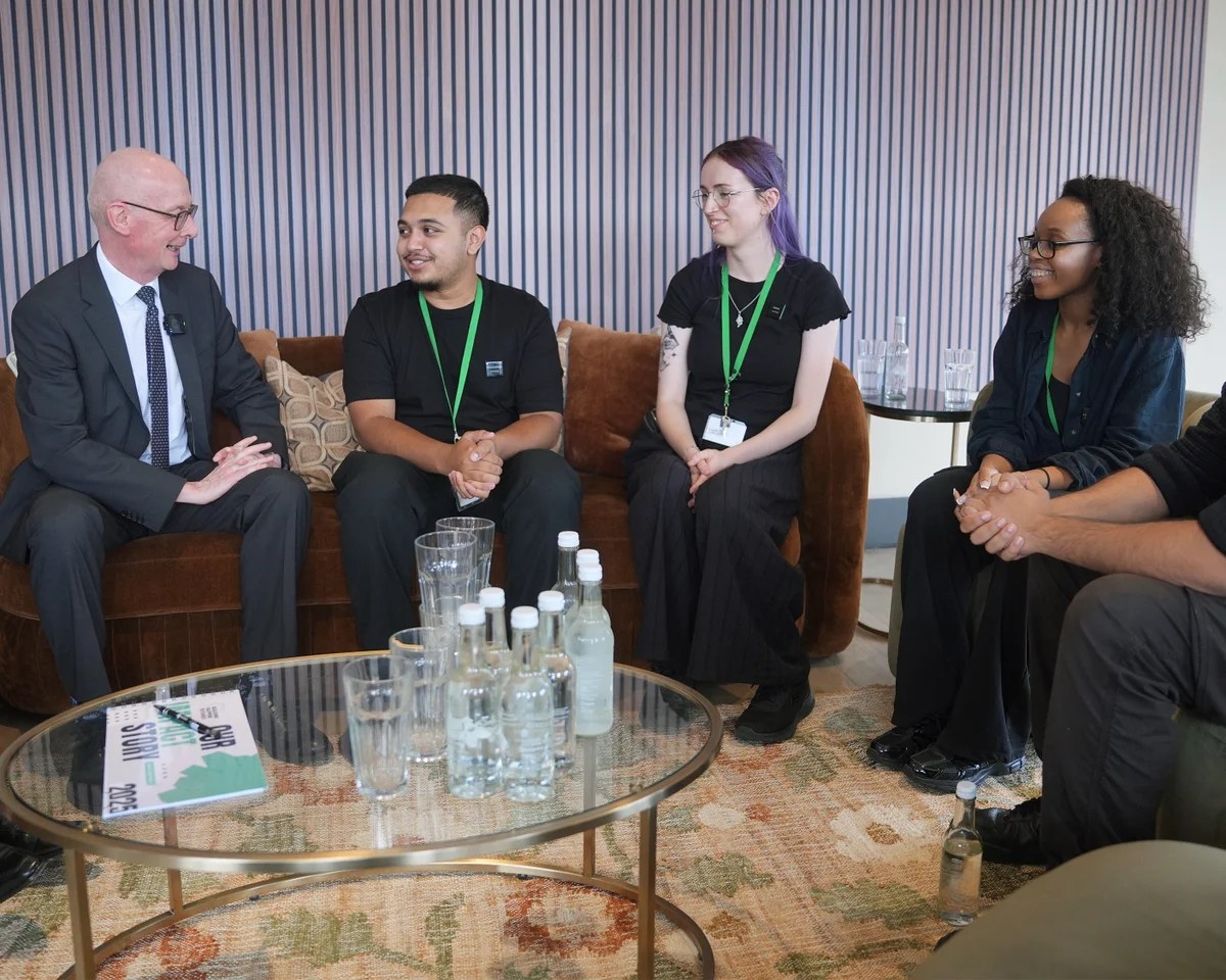UK retailers to create 100,000 placements for young people out of work