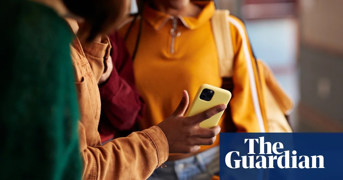 Starmer to announce ‘Australia plus’ ban on social media for under-16s