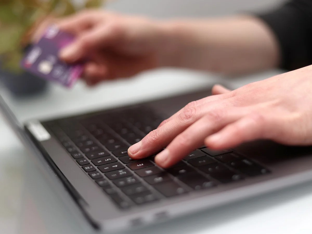 Money stolen by scammers hijacking UK social media accounts rises 400%