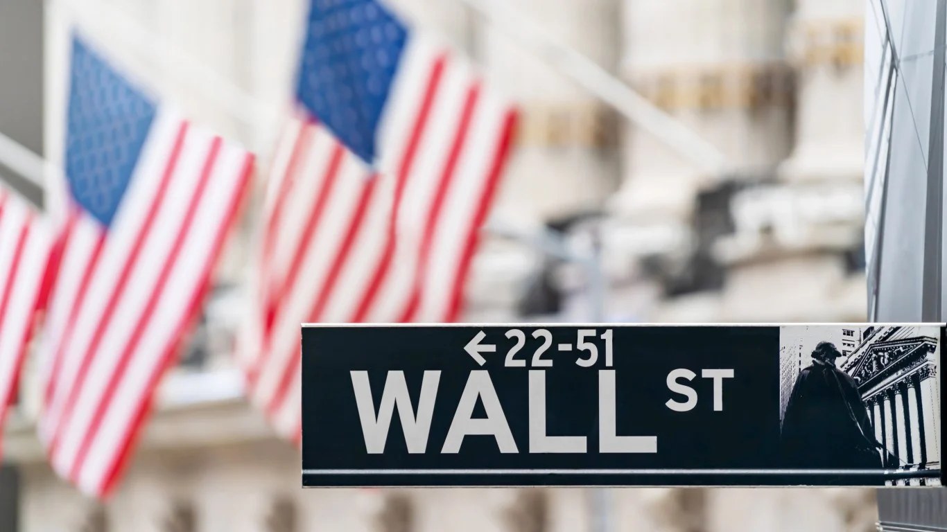 U.S. stocks close lower on increased Fed rate hike bets, end mixed for the week