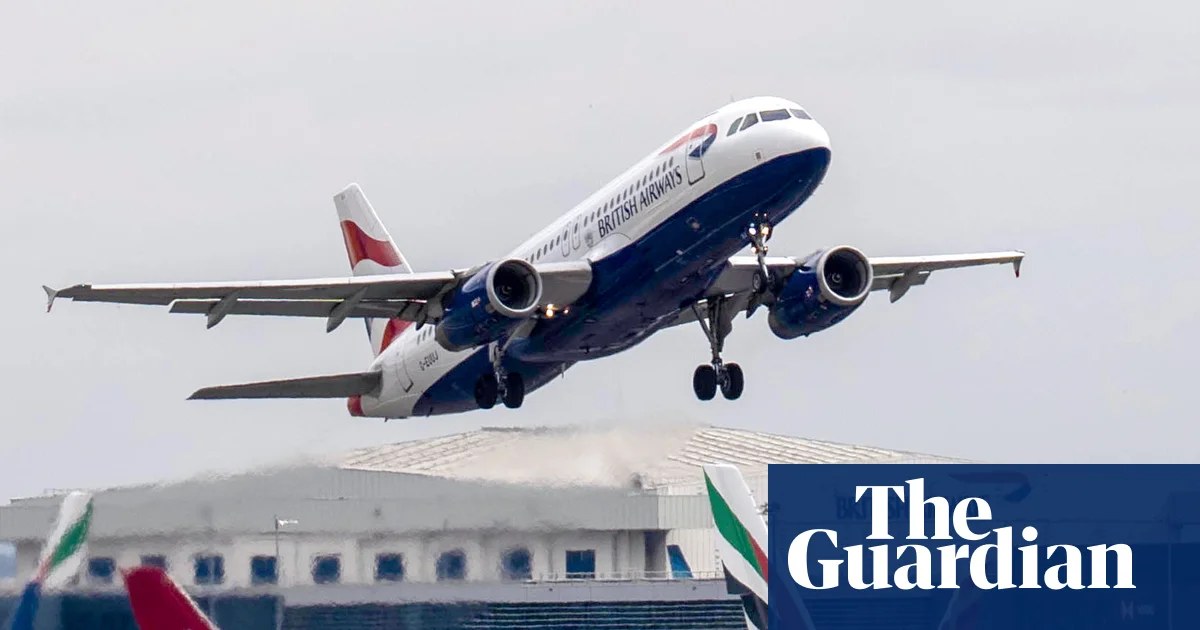 Thunderstorms disrupt Gatwick and Heathrow as hundreds of flights delayed or cancelled