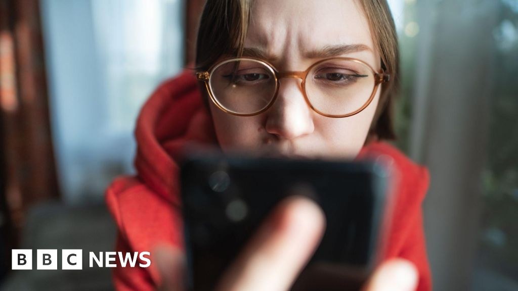 Surge in scams as fraudsters use AI to target people